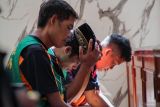 Terdakwa kasus ganja di kawasan Taman Nasional Bromo Tengger Semeru (TNBTS) Bambang (tengah) mengikuti sidang pembacaan putusan (vonis) di Pengadilan Negeri Lumajang, Jawa Timur, Selasa (29/4/2025). Majelis Hakim Pengadilan Negeri Lumajang menetapkan vonis penjara 20 tahun dan denda Rp1 miliar subsider lima bulan penjara kepada tiga terdakwa yakni, Tomo, Tono, dan Bambang karena terbukti melakukan tindak pidana menanam dan memelihara narkotika golongan satu dalam bentuk tanaman berupa pohon ganja dengan berat melebihi 1 kg. Antara Jatim/Irfan Sumanjaya/um