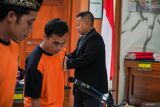Terdakwa kasus ganja di kawasan Taman Nasional Bromo Tengger Semeru (TNBTS) Tono (kanan) dan Bambang (kiri) berjalan saat jeda sidang pembacaan putusan (vonis) di Pengadilan Negeri Lumajang, Jawa Timur, Selasa (29/4/2025). Majelis Hakim Pengadilan Negeri Lumajang menetapkan vonis penjara 20 tahun dan denda Rp1 miliar subsider lima bulan penjara kepada tiga terdakwa yakni, Tomo, Tono, dan Bambang karena terbukti melakukan tindak pidana menanam dan memelihara narkotika golongan satu dalam bentuk tanaman berupa pohon ganja dengan berat melebihi 1 kg. Antara Jatim/Irfan Sumanjaya/um