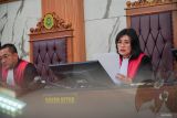 Ketua Majelis Hakim Redite Ika Septina (kanan) memimpin sidang pembacaan putusan (vonis) kasus ganja di kawasan Taman Nasional Bromo Tengger Semeru (TNBTS) di Pengadilan Negeri Lumajang, Jawa Timur, Selasa (29/4/2025). Majelis Hakim Pengadilan Negeri Lumajang menetapkan vonis penjara 20 tahun dan denda Rp1 miliar subsider lima bulan penjara kepada tiga terdakwa yakni, Tomo, Tono, dan Bambang karena terbukti melakukan tindak pidana menanam dan memelihara narkotika golongan satu dalam bentuk tanaman berupa pohon ganja dengan berat melebihi 1 kg. Antara Jatim/Irfan Sumanjaya/um