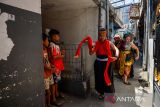 Dua orang penari mengelilingi permukiman padat sambil menari di kawasan Cibeunying Kidul, Bandung, Jawa Barat, Selasa (29/4/2025). Bongkeng Art Space menggelar pertunjukan 24 jam menari sejak 28 April pukul 19.00 hingga 29 April pukul 19.00 yang melibatkan puluhan penari dari berbagai kota di Jawa Barat dalam rangka memperingati Hari Tari Dunia. ANTARA FOTO/Raisan Al Farisi/agr