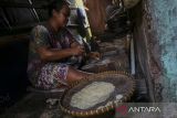 Perajin membuat emping melinjo di sentra industri kecil dan menengah (IKM) emping Waringinkurung, Kabupaten Serang, Banten, Selasa (29/4/2025). Kementerian Perdagangan memperkirakan potensi nilai bisnis usaha mikro, kecil, dan menengah (UMKM) dapat mencapai 130 miliar dolar AS atau sekitar Rp2.194 triliun pada 2025, yang sejalan dengan banyaknya pelaku UMKM di Indonesia dengan sekitar 64,5 persen di antaranya dikelola oleh perempuan. ANTARA FOTO/Angga Budhiyanto/gp