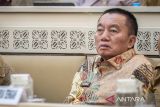 Gubernur Kalimantan Selatan Muhidin (tengah) mengikuti Rapat Dengar Pendapat (RDP) Komisi II DPR di Kompleks Parlemen, Senayan, Jakarta, Selasa (29/4/2025). Rapat tersebut beragendakan pembahasan terkait penyelenggaraan pemerintah daerah yaitu salah satunya tentang dana transfer pusat ke daerah. ANTARA/Bayu Pratama S