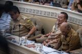 Gubernur Kalimantan Selatan Muhidin (tengah) bersiap memberikan paparan saat mengikuti Rapat Dengar Pendapat (RDP) Komisi II DPR di Kompleks Parlemen, Senayan, Jakarta, Selasa (29/4/2025). Rapat tersebut beragendakan pembahasan terkait penyelenggaraan pemerintah daerah yaitu salah satunya tentang dana transfer pusat ke daerah. ANTARA/Bayu Pratama S