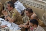 Gubernur Kalimantan Selatan Muhidin (tengah) bersiap memberikan paparan saat mengikuti Rapat Dengar Pendapat (RDP) Komisi II DPR di Kompleks Parlemen, Senayan, Jakarta, Selasa (29/4/2025). Rapat tersebut beragendakan pembahasan terkait penyelenggaraan pemerintah daerah yaitu salah satunya tentang dana transfer pusat ke daerah. ANTARA/Bayu Pratama S