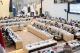 Suasana rapat Rapat Dengar Pendapat (RDP) Komisi II DPR di Kompleks Parlemen, Senayan, Jakarta, Selasa (29/4/2025). Rapat tersebut beragendakan pembahasan terkait penyelenggaraan pemerintah daerah yaitu salah satunya tentang dana transfer pusat ke daerah. ANTARA/Bayu Pratama S