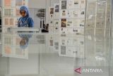 Pengunjung melihat prangko negara-negara peserta Konferensi Asia Afrika (KAA) 1955 pada pameran filateli 70 Tahun Konferensi Asia Afrika di Kantor Pos Bandung, Jawa Barat, Selasa (29/4/2025). Kementerian Kebudayaan menggelar pameran filateli 70 Tahun KAA yang menampilkan 540 koleksi prangko negara peserta KAA dari Perkumpulan Filateli se-Indonesia serta dokumentasi foto dan sumber literatur penyelenggaraan KAA pada 1955. ANTARA FOTO/Raisan Al Farisi/agr