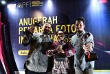 Pewarta foto LKBN Antara Muhammad Bagus Khoirunas (tengah), Aditya Pradana Putra (kiri) dan Dhemas Reviyanto (kanan) berpose usai menerima penghargaan saat ajang APFI 2025 di Loji Gandrung, Solo, Jawa Tengah, Jumat (25/4/2025). Ajang APFI 2025 yang digelar organisasi Pewarta Foto Indonesia (PFI) tersebut memberikan tujuh kategori dengan 12 penghargaan atas karya fotografi jurnalistik terbaik sepanjang tahun 2024. ANTARAFOTO/Maulana Surya/Spt. 