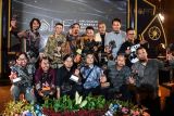 Sejumlah pemenang berpose usai menerima penghargaan saat ajang APFI 2025 di Loji Gandrung, Solo, Jawa Tengah, Jumat (25/4/2025). Ajang APFI 2025 yang digelar organisasi Pewarta Foto Indonesia (PFI) tersebut memberikan tujuh kategori dengan 12 penghargaan atas karya fotografi jurnalistik terbaik sepanjang tahun 2024. ANTARAFOTO/Maulana Surya/Spt. 
