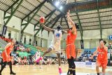 Pebasket Bali United Basketball Bobby Arthur Williams Jr  (kedua kiri) berusaha memasukkan bola yang diadang pebasket Pelita Jaya Basketball Jakarta M. Reza Fahdani Guntara (kedua kanan) saat pertandingan Indonesian Basketball League (IBL) 2025 di GOR Purna Krida, Badung, Bali, Senin (28/4/2025). Pelita Jaya Basketball Jakarta mengalahkan Bali United Basketball dengan skor 83-74. ANTARA FOTO/Fikri Yusuf/wsj.