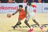 Pebasket Pelita Jaya Basketball Jakarta Kevin Ornell Chapman MC Daniels (kiri) berebut bola dengan pebasket Bali United Basketball Bobby Arthur Williams Jr (kanan) saat pertandingan Indonesian Basketball League (IBL) 2025 di GOR Purna Krida, Badung, Bali, Senin (28/4/2025). Pelita Jaya Basketball Jakarta mengalahkan Bali United Basketball dengan skor 83-74. ANTARA FOTO/Fikri Yusuf/wsj.