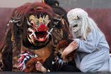 Seniman menampilkan fragmen tari petopengan Sunda Upasunda pada Festival Semarapura ke-7 di Klungkung, Bali, Selasa (29/4/2025). Festival tahunan yang digelar pada 28 April hingga 1 Mei 2025 tersebut melibatkan 2.100 seniman dengan menampilkan berbagai kegiatan budaya di antaranya fragmen tari, pertunjukan musik tradisional, pameran pernak-pernik khas Bali, dan menulis aksara Bali di daun lontar sebagai pelestarian budaya serta daya tarik pariwisata. ANTARA FOTO/Nyoman Hendra Wibowo/wsj.