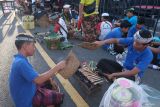 Siswa SMP membuat sate lilit khas Bali pada Festival Semarapura ke-7 di Klungkung, Bali, Selasa (29/4/2025). Kegiatan yang diikuti puluhan siswa dari 12 sekolah tingkat SMP di wilayah tersebut digelar sebagai ajang edukasi serta mengenalkan siswa pada kekayaan kuliner tradisional khas Bali. ANTARA FOTO/Nyoman Hendra Wibowo/wsj.