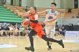 Pebasket Pelita Jaya Basketball Jakarta Jaquori Curtis Mclaughlin (kiri) melewati hadangan  pebasket Bali United Basketball Ida Bagus Ananta Wisnu Putra (kanan) saat pertandingan Indonesian Basketball League (IBL) 2025 di GOR Purna Krida, Badung, Bali,ÊSenin (28/4/2025). Pelita Jaya Basketball Jakarta mengalahkan Bali United Basketball dengan skor 83-74. ANTARA FOTO/Fikri Yusuf/wsj.