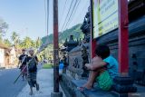 Sejumlah warga membawa mumuan atau obor untuk ritual budaya Ngemumu di Desa Adat Manggis, Bali, Sabtu (26/4/2025). Ritual budaya tersebut dilakukan dengan membakar mumuan yang disiapkan masing-masing warga dengan tujuan menetralisir unsur-unsur energi negatif yang mengganggu keharmonisan kehidupan manusia dan alam menjelang Usaba Dalem dan Nyepi Desa. ANTARA FOTO/Ferlian Septa Wahyusa/wsj.