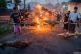 Sejumlah warga melaksanakan ritual budaya Ngemumu di Desa Adat Manggis, Bali, Sabtu (26/4/2025). Ritual budaya tersebut dilakukan dengan membakar mumuan atau obor yang disiapkan masing-masing warga dengan tujuan menetralisir unsur-unsur energi negatif yang mengganggu keharmonisan kehidupan manusia dan alam menjelang Usaba Dalem dan Nyepi Desa. ANTARA FOTO/Ferlian Septa Wahyusa/wsj.