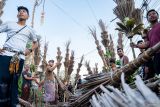 Sejumlah warga bersiap melaksanakan ritual budaya Ngemumu di Desa Adat Manggis, Bali, Sabtu (26/4/2025). Ritual budaya tersebut dilakukan dengan membakar mumuan atau obor yang disiapkan masing-masing warga dengan tujuan menetralisir unsur-unsur energi negatif yang mengganggu keharmonisan kehidupan manusia dan alam menjelang Usaba Dalem dan Nyepi Desa. ANTARA FOTO/Ferlian Septa Wahyusa/wsj.