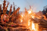 Sejumlah warga melaksanakan ritual budaya Ngemumu di Desa Adat Manggis, Bali, Sabtu (26/4/2025). Ritual budaya tersebut dilakukan dengan membakar mumuan atau obor yang disiapkan masing-masing warga dengan tujuan menetralisir unsur-unsur energi negatif yang mengganggu keharmonisan kehidupan manusia dan alam menjelang Usaba Dalem dan Nyepi Desa. ANTARA FOTO/Ferlian Septa Wahyusa/wsj.