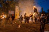 Sejumlah warga melaksanakan ritual budaya Ngemumu di Desa Adat Manggis, Bali, Sabtu (26/4/2025). Ritual budaya tersebut dilakukan dengan membakar mumuan atau obor yang disiapkan masing-masing warga dengan tujuan menetralisir unsur-unsur energi negatif yang mengganggu keharmonisan kehidupan manusia dan alam menjelang Usaba Dalem dan Nyepi Desa. ANTARA FOTO/Ferlian Septa Wahyusa/wsj.