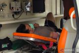 Seorang oknum Polsek Limpasu Polres Hulu Sungai Tengah (HST) jajaran Polda Kalimantan Selatan (Kalsel) berinisial MI menjalani perawatan menggunakan kendaraan ambulans di RSUD H Damanhuri Barabai, Hulu Sungai Tengah, Kalimantan Selatan, Selasa (29/4/2025). Oknum kepolisian tersebut terluka usai ditembak anggota Badan Narkotika Nasional Provinsi (BBNP) Kalsel karena diduga terlibat penyalahgunaan narkoba. ANTARA/Muhammad Hidayatullah