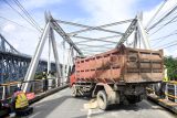 Petugas melakukan uji dinamis menggunakan truk di jembatan Mahakam I, Samarinda, Kalimantan Timur, Rabu (30/4/2025). Balai Besar Pelaksanaan Jalan Nasional (BBPJN) Kalimantan Timur melakukan uji dinamis dan geometrik sebagai tindak lanjut dari ditabraknya jembatan Mahakam I oleh kapal tongkang yang terjadi pada Sabtu (26/4), menyebabkan kerusakan pada pilar keempat. Antara Kaltim/M Risyal Hidayat