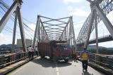 Petugas melakukan uji dinamis dengan menggunakan truk di jembatan Mahakam I, Samarinda, Kalimantan Timur, Rabu (30/4/2025). Balai Besar Pelaksanaan Jalan Nasional (BBPJN) Kalimantan Timur melakukan uji dinamis dan geometrik sebagai tindak lanjut dari ditabraknya jembatan Mahakam I oleh kapal tongkang yang terjadi pada Sabtu (26/4), menyebabkan kerusakan pada pilar keempat. Antara Kaltim/M Risyal Hidayat
