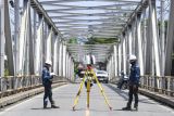 Petugas melakukan uji geometrik di atas jembatan Mahakam I di Samarinda, Kalimantan Timur, Rabu (30/4/2025). Balai Besar Pelaksanaan Jalan Nasional (BBPJN) Kalimantan Timur melakukan uji dinamis dan geometrik sebagai tindak lanjut dari ditabraknya jembatan Mahakam I oleh kapal tongkang yang terjadi pada Sabtu (26/4/2025), menyebabkan kerusakan pada pilar keempat. Antara Kaltim/M Risyal Hidayat