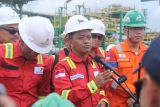 Menteri ESDM Bahlil Lahadalia menjawab pertanyaan jurnalis di fasilitas yang dikelola kontraktor kerjasama migas Eni di Muara Bakau, Kutai Kartanegara, Kalimantan Timur. 