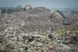 Petugas menggunakan alat berat saat mengeruk sampah di Tempat Pembuangan Akhir (TPA) Jatiwaringin, Kabupaten Tangerang, Banten, Selasa (29/4/2025). Pemerintah Kabupaten Tangerang menyatakan lahan TPA Jatiwaringin hanya tersisa enam hektare dari total luas 31 hektare dan akan mencari solusi penanganan berkelanjutan untuk mengurangi volume sampah. ANTARA FOTO/Putra M. Akbar/gp