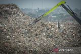 Petugas menggunakan alat berat saat mengeruk sampah di Tempat Pembuangan Akhir (TPA) Jatiwaringin, Kabupaten Tangerang, Banten, Selasa (29/4/2025). Pemerintah Kabupaten Tangerang menyatakan lahan TPA Jatiwaringin hanya tersisa enam hektare dari total luas 31 hektare dan akan mencari solusi penanganan berkelanjutan untuk mengurangi volume sampah. ANTARA FOTO/Putra M. Akbar/gp