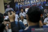Wadirreskrimsus Polda Banten AKBP Bronto Budiyono memberikan keterangan pers saat pengungkapan kasus pengoplosan BBM jenis Pertamax di Polda Banten, Kota Serang, Banten, Rabu (30/4/2025). Polda Banten mengamankan dua orang tersangka dalam kasus pengoplosan bahan bakar minyak (BBM) jenis Pertamax yang terjadi di SPBU 34.421.13 Ciceri, Kota Serang serta menyita barang bukti 28.434 liter BBM yang berada pada tangki timbun Pertamax di SPBU tersebut, empat buah kaleng sampel BBM jenis Pertamax berisi satu liter per kaleng, satu unit laptop, dan empat unit gawai beragam merek beserta kartu SIM telepon. ANTARA FOTO/Angga Budhiyanto/gp