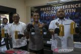 Kabid Humas Polda Banten Kombes Pol Didik Hariyanto (kedua kanan) bersama Wadirreskrimsus Polda Banten AKBP Bronto Budiyono (kedua kiri) dan Kasubdit IV Tipidter Ditreskrimsus Polda Banten AKBP Reza Mahendra Setlight (kanan) menunjukkan barang bukti saat pengungkapan kasus pengoplosan BBM jenis Pertamax di Polda Banten, Kota Serang, Banten, Rabu (30/4/2025). Polda Banten mengamankan dua orang tersangka dalam kasus pengoplosan bahan bakar minyak (BBM) jenis Pertamax yang terjadi di SPBU 34.421.13 Ciceri, Kota Serang serta menyita barang bukti 28.434 liter BBM yang berada pada tangki timbun Pertamax di SPBU tersebut, empat buah kaleng sampel BBM jenis Pertamax berisi satu liter per kaleng, satu unit laptop, dan empat unit gawai beragam merek beserta kartu SIM telepon. ANTARA FOTO/Angga Budhiyanto/gp