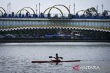 Seorang anak berlatih mendayung perahu kayak di Sungai Cisadane, Kota Tangerang, Banten, Rabu (30/4/2025). Pelatihan yang dibina oleh anggota Persatuan Olahraga Dayung Seluruh Indonesia Kota Tangerang tersebut untuk mengenalkan olahraga dayung kepada anak serta melahirkan bibit atlet muda. ANTARA FOTO/Putra M. Akbar/gp