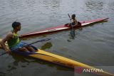 Seorang anak berlatih mendayung perahu kayak di Sungai Cisadane, Kota Tangerang, Banten, Rabu (30/4/2025). Pelatihan yang dibina oleh anggota Persatuan Olahraga Dayung Seluruh Indonesia Kota Tangerang tersebut untuk mengenalkan olahraga dayung kepada anak serta melahirkan bibit atlet muda. ANTARA FOTO/Putra M. Akbar/gp