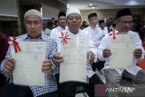 wWarga menunjukan sertipikat tanah setelah diserahkan oleh Menteri Agraria dan Tata Ruang/Kepala Badan Pertanahan Nasional (ATR/BPN) Nusron Wahid saat peluncuran Program Integrasi Data Pertanahan dan Perpajakan di Kantor Wali Kota Tangerang, Banten, Rabu (30/4/2025). Menteri ATR/BPN meluncurkan program tersebut untuk percepatan transformasi digital pertanahan dalam mengintegrasikan data Nomor Induk Berusaha (NIB) dengan Nomor Objek Pajak (NOP) yang bertujuan memperbaiki berbagai aspek data pertanahan. ANTARA FOTO/Putra M. Akbar/gp