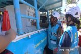 Manager Keselamatan dan Kesehatan Kerja (K3) Distribusi Health, Safety, Security and Environment (HSSE) PT PLN (Persero) Kantor Pusat Warjito mengecek kendaraan operasional petugas pelayanan teknik beserta kelengkapan di PLN UP3 Kotabaru, Kalimantan Selatan, beberapa waktu lalu. Kegiatan tersebut sebagai implementasi Program Pengendalian dan Pengawasan Pengelolaan Keselamatan dan Kesehatan Kerja (P3K3) menyeluruh, serta berkelanjutan bagi setiap insan PLN maupun mitra kerja. ANTARA/HO/PLN UID Kalselteng

