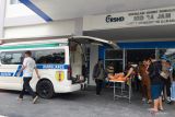 Petugas Provost Polres Hulu Sungai Tengah (HST) berjaga mengamankan situasi saat oknum Polsek Limpasu hendak menjalani perawatan akibat luka tembak diduga tersangkut kepemilikan narkoba jenis sabu di RSUD H Damanhuri Barabai, Hulu Sungai Tengah, Kalimantan Selatan, Selasa (29/4/2025). ANTARA/Muhammad Hidayatullah