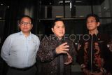 Menteri BUMN Erick Thohir (tengah) didampingi Wakil Menteri BUMN Kartika Wirjoatmodjo (kiri) dan Wakil Ketua KPK Johanis Tanak menyampaikan keterangan kepada wartawan usai pertemuan di Gedung Merah Putih KPK, Jakarta, Selasa (29/4/2025). Kementerian BUMN bersama Komisi KPK akan mendorong Badan Pengelola Investasi Daya Anagata Nusantara (BPI Danantara) menjadi korporasi yang sehat. ANTARA FOTO/Reno Esnir/sgd/rwa. 