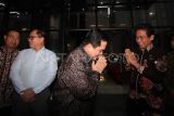 Menteri BUMN Erick Thohir (tengah) memberikan salam kepada Wakil Ketua KPK Johanis Tanak (kanan) didampingi Wakil Menteri BUMN Kartika Wirjoatmodjo (kiri) usai pertemuan di Gedung Merah Putih KPK, Jakarta, Selasa (29/4/2025). Kementerian BUMN bersama Komisi KPK akan mendorong Badan Pengelola Investasi Daya Anagata Nusantara (BPI Danantara) menjadi korporasi yang sehat. ANTARA FOTO/Reno Esnir/sgd/rwa. 