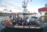 Personel Badan Keamanan Laut (Bakamla) menggunakan perahu karet saat membantu penumpang menuju Kapal Negara (KN) Marore-322 di dermaga Nusantara PT Pelindo Regional II di Kota Bengkulu, Bengkulu, Minggu (27/4/2025). Bakamla mengerahkan Kapal Negara (KN) Marore-322 untuk membantu pengangkutan 123 penumpang menuju pulau tertinggal, terdepan dan terluar (3T) yaitu Pulau Enggano yang terhambat akibat pendangkalan di alur pelabuhan Pulau Baai, Bengkulu. ANTARA FOTO/Muhammad Izfaldi/nym.