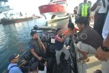 Personel Badan Keamanan Laut (Bakamla) menggunakan perahu karet saat membantu penumpang menuju Kapal Negara (KN) Marore-322 di dermaga Nusantara PT Pelindo Regional II di Kota Bengkulu, Bengkulu, Minggu (27/4/2025). Bakamla mengerahkan Kapal Negara (KN) Marore-322 untuk membantu pengangkutan 123 penumpang menuju pulau tertinggal, terdepan dan terluar (3T) yaitu Pulau Enggano yang terhambat akibat pendangkalan di alur pelabuhan Pulau Baai, Bengkulu. ANTARA FOTO/Muhammad Izfaldi/nym.