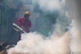 Petugas melakukan pengasapan di Asrama Haji Sukolilo Surabaya, Surabaya, Jawa Timur, Rabu (30/4/2025). Pengasapan di seluruh ruangan di asrama haji itu untuk memastikan lokasi yang akan ditempati oleh jamaah calon haji bebas dari nyamuk yang menyebarkan penyakit. ANTARA Jatim/Didik Suhartono/mas.