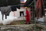 Petugas melakukan pengasapan di Asrama Haji Sukolilo Surabaya, Surabaya, Jawa Timur, Rabu (30/4/2025). Pengasapan di seluruh ruangan di asrama haji itu untuk memastikan lokasi yang akan ditempati oleh jamaah calon haji bebas dari nyamuk yang menyebarkan penyakit. ANTARA Jatim/Didik Suhartono/mas.