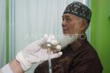 Petugas kesehatan menyiapkan vaksin meningitis untuk calon haji di Puskesmas Gunung Samarinda, Balikpapan, Kalimantan Timur, Rabu (30/4/2025). Menjelang ibadah haji 2025, Pemerintah Indonesia mengikuti ketentuan Kementerian Kesehatan Arab Saudi dengan mewajibkan vaksinasi meningitis dan polio bagi seluruh jamaah serta petugas haji untuk mencegah penularan penyakit saat beribadah di Tanah Suci. Antara Kaltim/Aditya Nugroho/mrh