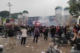 Polisi mulai bubarkan massa buruh di depan gedung DPR RI