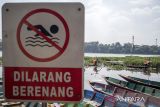 Relawan bersama warga membersihkan sampah di Sungai Citarum, Cihampelas, Kabupaten Bandung Barat, Jawa Barat, Rabu (30/4/2025). Pemerintah Kabupaten Bandung Barat bersama instansi, relawan, komunitas dan masyarakat menggelar aksi bersih Sungai Citarum bertajuk Bebersih Walungan Sasarengan dalam rangka memperingati Hari Peduli Sampah Nasional (HPSN) 2025 sekaligus upaya mengedukasi masyarakat untuk lebih peduli terhadap kebersihan dan kesehatan ekologi sungai. ANTARA FOTO/Abdan Syakura/agr
