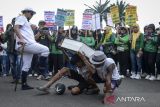 Sejumlah buruh melakukan teatrikal saat aksi peringatan Hari Buruh Internasional di Taman Elektrik, Kota Tangerang, Banten, Kamis (1/5/2025). Mereka menuntut pemerintah untuk membentuk satgas anti calo tenaga kerja, mencegah pemutusan hubungan kerja dan menolak upah murah. ANTARA FOTO/Putra M. Akbar/gp