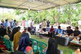 Pemkab Lamsel bantu perbaiki rumah warga yang rusak akibat puting beliung
