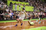 Pebasket Pacific Caesar Surabaya Daffa Dhoifullah (kanan) terjatuh usai berebut bola dengan pebasket Pelita Jaya Basketball Jakarta Muhamad Arighi (kiri) pada pertandingan Indonesian Baskeball League (IBL) 2025 di GOR Pacific Caesar Surabaya, Jawa Timur, Rabu (30/4/2025). Pelita Jaya Basketball Jakarta mengalahkan Pacific Caesar Surabaya dengan skor 101-94. ANTARA Jatim/Rizal Hanafi/mas.