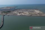 Foto udara suasana pembangunan Pelabuhan Patimban fase 1 dan 2 di Patimban, Subang, Jawa Barat, Rabu (30/4/2025). Pemerintah menargetkan proyek pengembangan Pelabuhan Patimban fase 1 dan 2 yang meliputi terminal mobil berkapasitas 600.000 completely build up (CBU) dan terminal kontainer berkapasitas 1,9 juta TEUs dengan anggaran mencapai Rp40 triliun selesai pada akhir kuartal IV 2025. ANTARA FOTO/Dedhez Anggara/agr