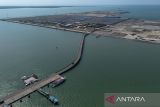 Foto udara suasana pembangunan Pelabuhan Patimban fase 1 dan 2 di Patimban, Subang, Jawa Barat, Rabu (30/4/2025). Pemerintah menargetkan proyek pengembangan Pelabuhan Patimban fase 1 dan 2 yang meliputi terminal mobil berkapasitas 600.000 completely build up (CBU) dan terminal kontainer berkapasitas 1,9 juta TEUs dengan anggaran mencapai Rp40 triliun selesai pada akhir kuartal IV 2025. ANTARA FOTO/Dedhez Anggara/agr